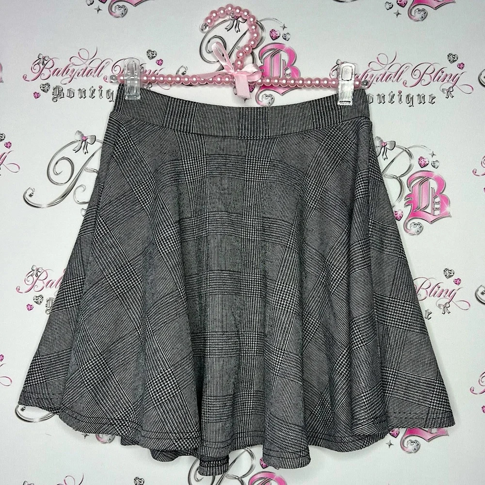 Flowy skirt plaid tweed style pattern grey black white cute business casual y2k